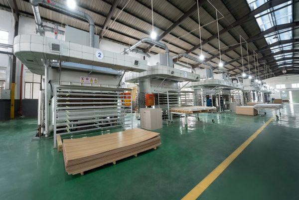 對處于產業鏈中游的人造板生產加工企業,綠色制造生產力和規模化產能